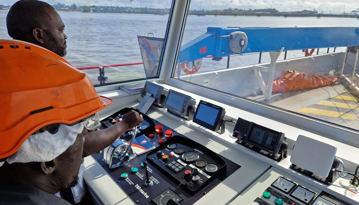 Comilog 2 super shallow draft work barge - Hydromaster